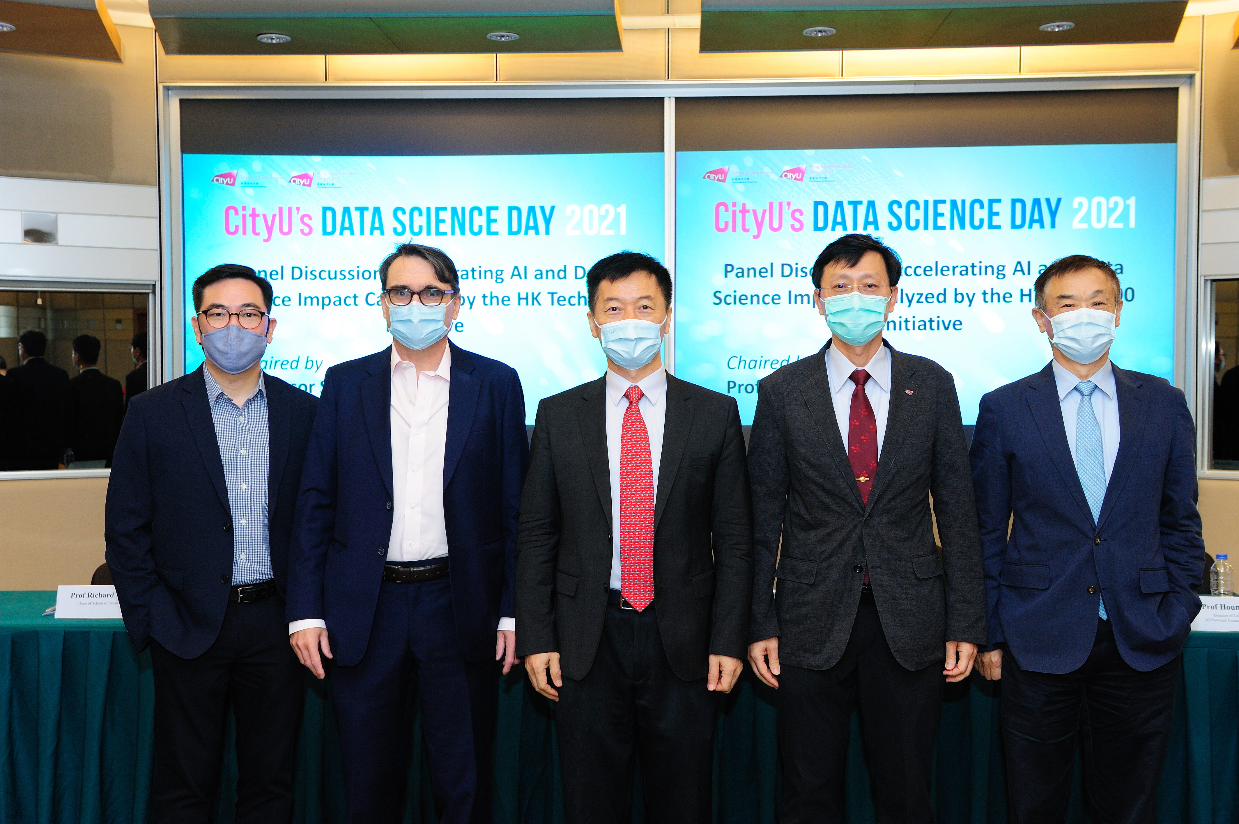 A panel discussion on “Accelerating AI and Data Science Impact Catalyzed by the HK Tech 300 Initiative” presided by CityU scholars and moderated by Prof QIN was held in the late morning.